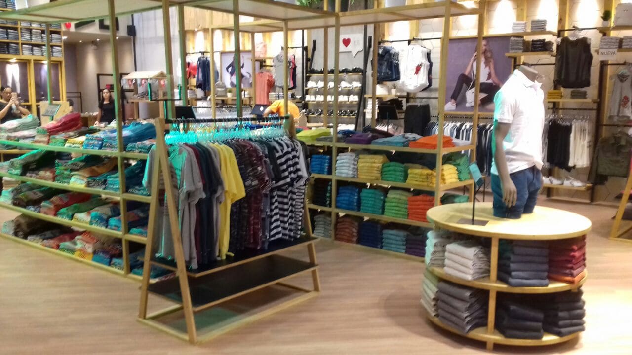 BIG JOHN La Séptima - Interior con exhibidores de ropa